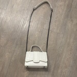 Zara worn once Elegant White Croc-Embossed Chain Bag